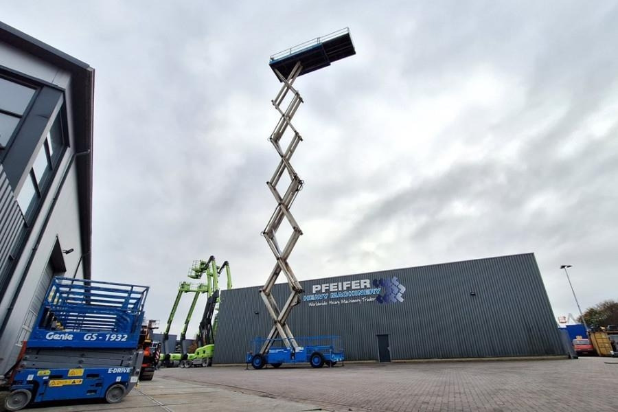 Holland Lift Megastar G-300DL30/S Diesel, 4x4x4 Drive, 33.5m Wo - Scissor lift: picture 3 Holland Lift Megastar G-300DL30/S Diesel, 4x4x4 Drive, 33.5m Wo - Scissor lift: picture 3