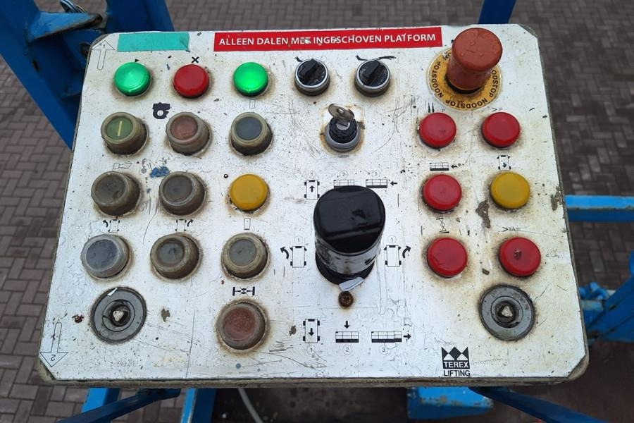 Holland Lift Megastar G300 Diesel, 4x4x4 Drive, 33.5m Working H - Scissor lift: picture 4 Holland Lift Megastar G300 Diesel, 4x4x4 Drive, 33.5m Working H - Scissor lift: picture 4