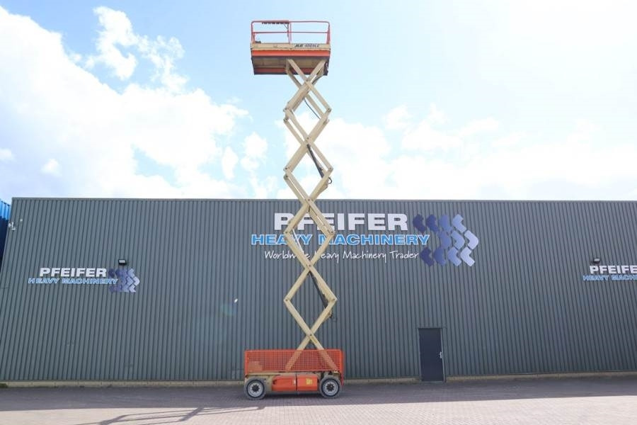JLG M4069 Hybrid, 14.2m Working Height, 360kg Capacity - Scissor lift: picture 3 JLG M4069 Hybrid, 14.2m Working Height, 360kg Capacity - Scissor lift: picture 3