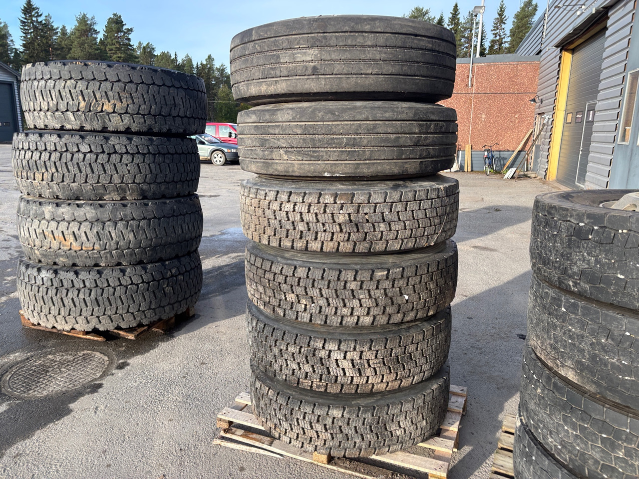 Bridgestone/ Falken - Tire for Truck: picture 1 Bridgestone/ Falken - Tire for Truck: picture 1