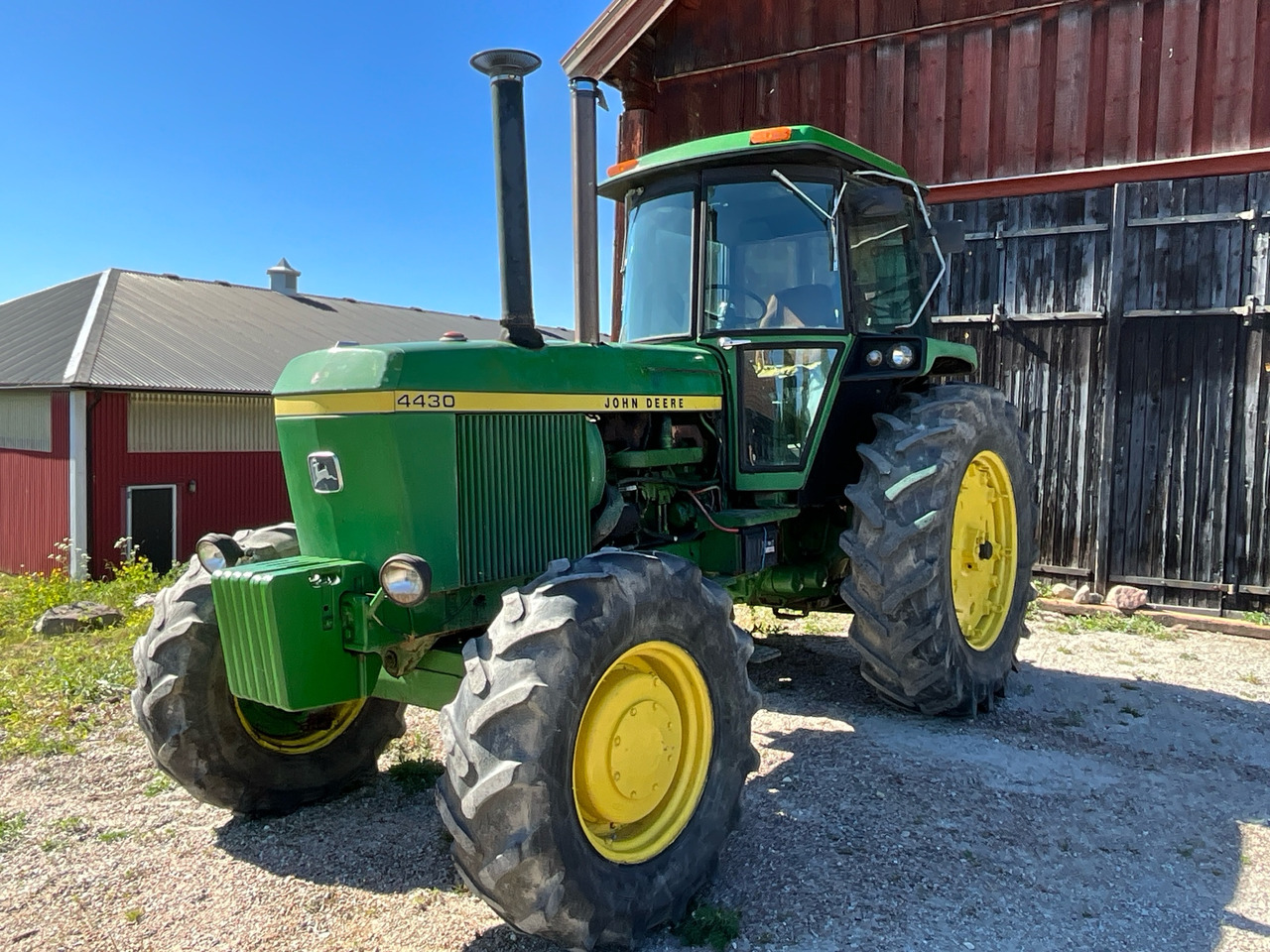 John Deere 4430 - Farm tractor: picture 1 John Deere 4430 - Farm tractor: picture 1