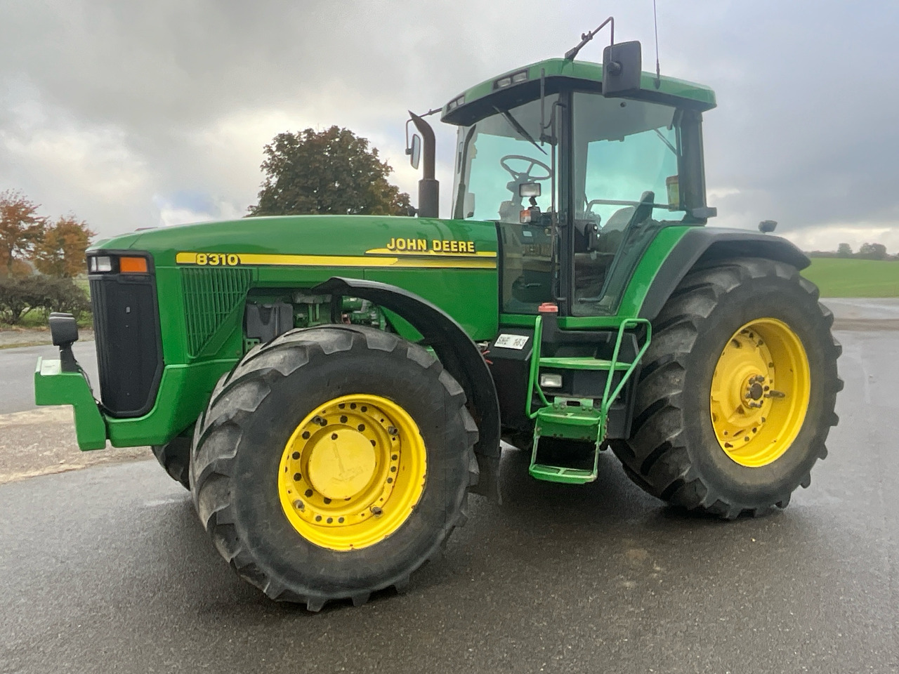 John Deere 8310 - Farm tractor: picture 1 John Deere 8310 - Farm tractor: picture 1