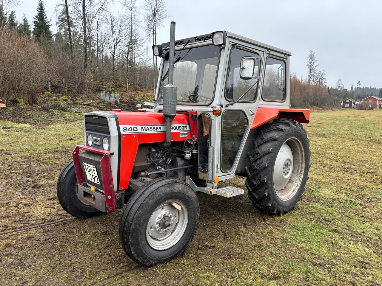 Massey Ferguson MF240 - Farm tractor: picture 1 Massey Ferguson MF240 - Farm tractor: picture 1