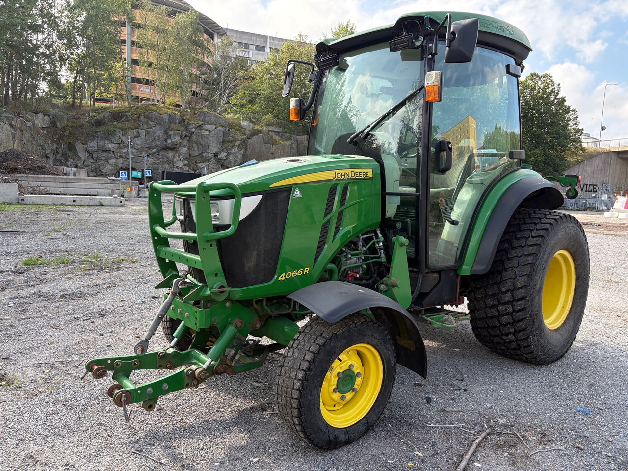 John Deere 4066R - Municipal/ Special vehicle: picture 1 John Deere 4066R - Municipal/ Special vehicle: picture 1
