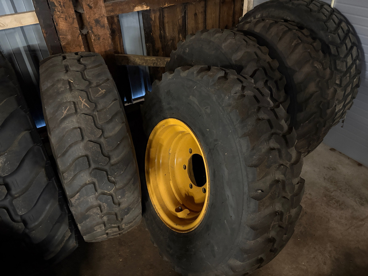 Volvo L25 - Tire for Construction machinery: picture 1 Volvo L25 - Tire for Construction machinery: picture 1