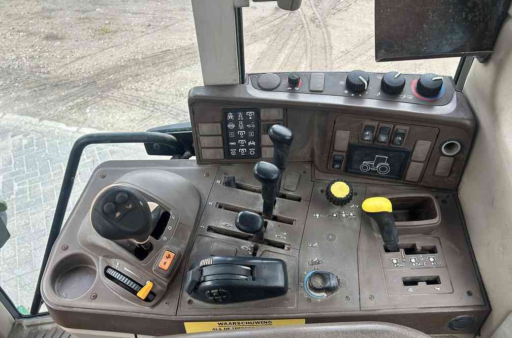 Farm tractor John Deere 6220 premium: picture 7