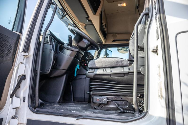 Interior photo 2: Curtainsider truck Mercedes ACTROS 2645 L