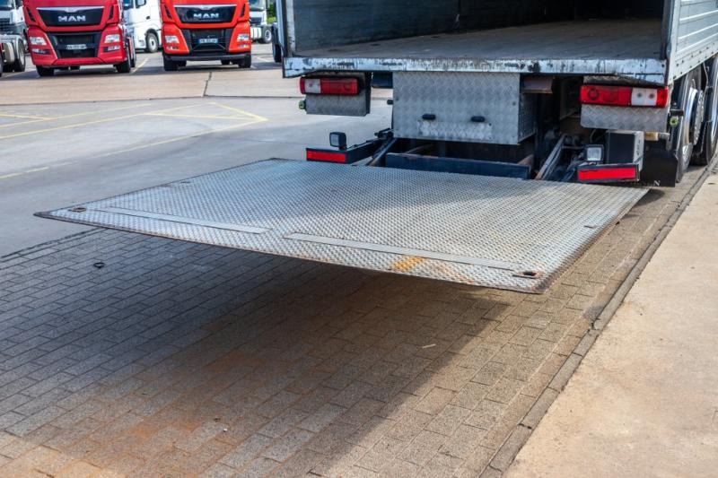 Renault PREMIUM 340 DXI-6x2 - Box truck: picture 5 Renault PREMIUM 340 DXI-6x2 - Box truck: picture 5