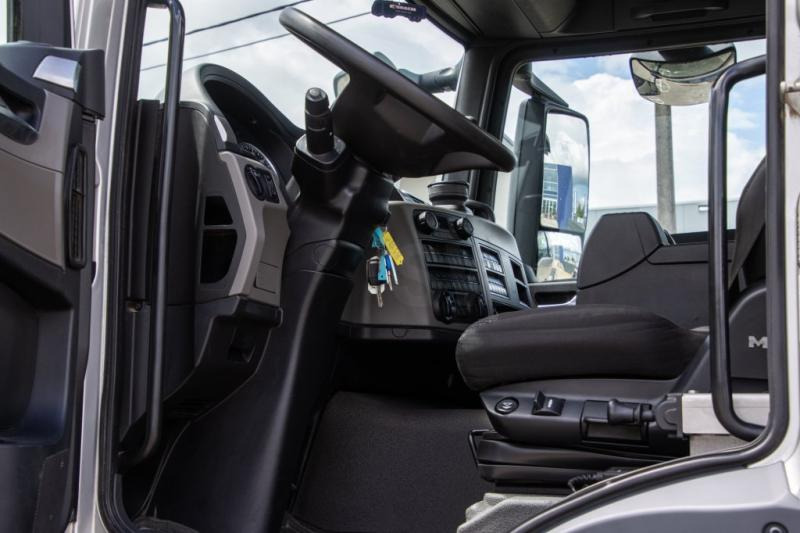 Interior photo 1: Tractor unit MAN TGS 26.470 6X6H+HYDR Interior photo 1: Tractor unit MAN TGS 26.470 6X6H+HYDR