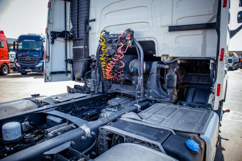 Tractor unit Volvo FH 420: picture 6