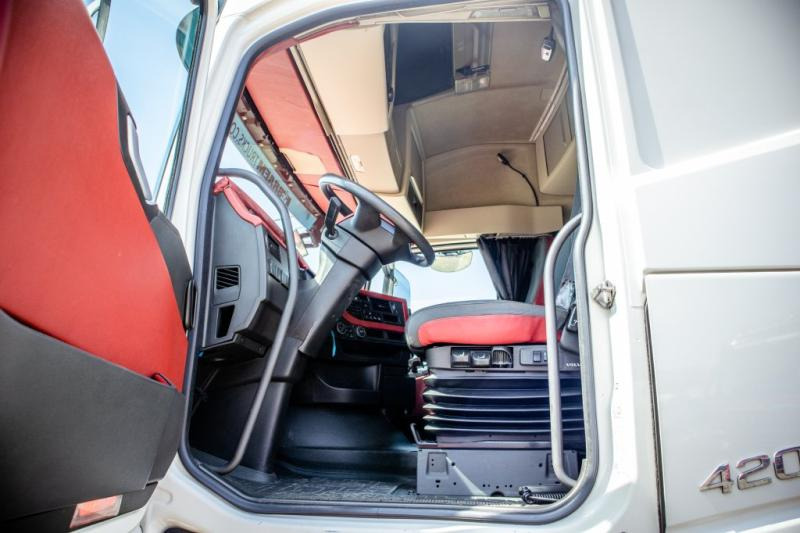 Tractor unit Volvo FH 420: picture 9
