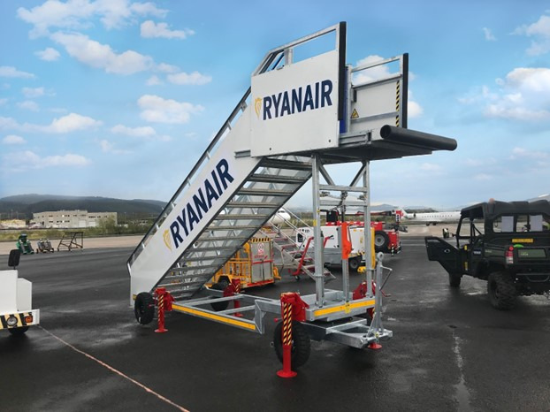 AERO-GSE B737 - A320 Towable - Passenger stairs: picture 1 AERO-GSE B737 - A320 Towable - Passenger stairs: picture 1