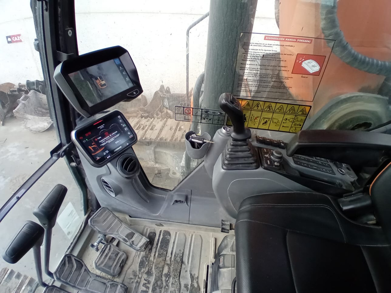 Crawler excavator DOOSAN DX350LC-7: picture 13