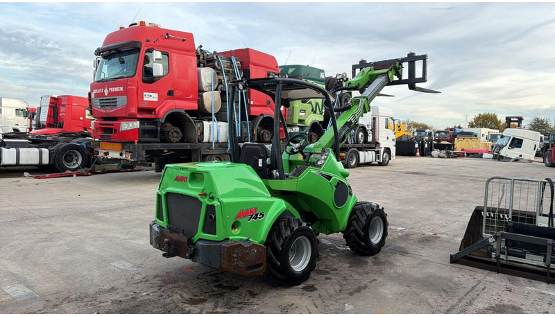 Avant 745 TDL (BELGIAN MACHINE / TOP CONDITION / 4X4 OPTIDRIVE / INCL ATTACHMENTS) - Compact track loader: picture 5 Avant 745 TDL (BELGIAN MACHINE / TOP CONDITION / 4X4 OPTIDRIVE / INCL ATTACHMENTS) - Compact track loader: picture 5