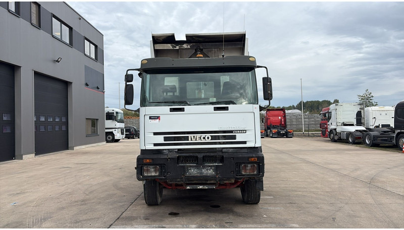 Iveco EUROTRAKKER 320 E 35 (GRAND PONT / LAMES / POMPE MANUELLE / 8X4 / CURSOR 8) - Tipper: picture 2 Iveco EUROTRAKKER 320 E 35 (GRAND PONT / LAMES / POMPE MANUELLE / 8X4 / CURSOR 8) - Tipper: picture 2