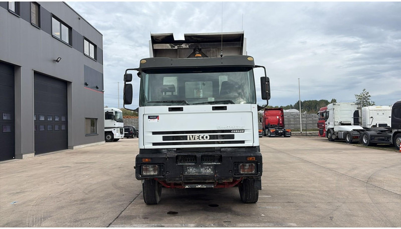 Iveco EUROTRAKKER 320 E 35 (GRAND PONT / LAMES / POMPE MANUELLE / 8X4 / CURSOR 8) - Tipper: picture 2 Iveco EUROTRAKKER 320 E 35 (GRAND PONT / LAMES / POMPE MANUELLE / 8X4 / CURSOR 8) - Tipper: picture 2