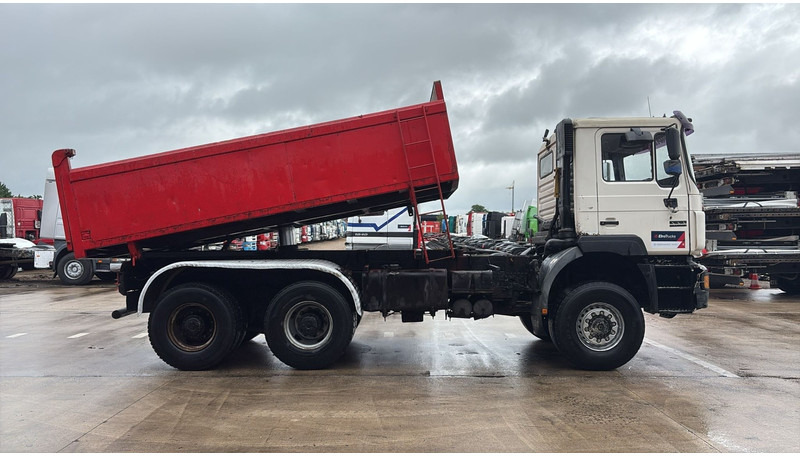 MAN 28.343 (EURO 2 / 6X6 / STEEL SUSP. / BIG AXLE / LAMES / GRAND PONT) - Tipper: picture 4 MAN 28.343 (EURO 2 / 6X6 / STEEL SUSP. / BIG AXLE / LAMES / GRAND PONT) - Tipper: picture 4