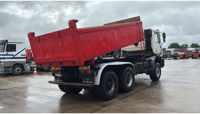 MAN 28.343 (EURO 2 / 6X6 / STEEL SUSP. / BIG AXLE / LAMES / GRAND PONT) - Tipper: picture 5 MAN 28.343 (EURO 2 / 6X6 / STEEL SUSP. / BIG AXLE / LAMES / GRAND PONT) - Tipper: picture 5