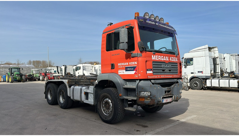 MAN TGA 33.360 (MANUAL GEARBOX / BELGIAN TRUCK / 6X4 / BIG AXLE / SEMI MANUAL PUMP) - Hook lift truck: picture 3 MAN TGA 33.360 (MANUAL GEARBOX / BELGIAN TRUCK / 6X4 / BIG AXLE / SEMI MANUAL PUMP) - Hook lift truck: picture 3
