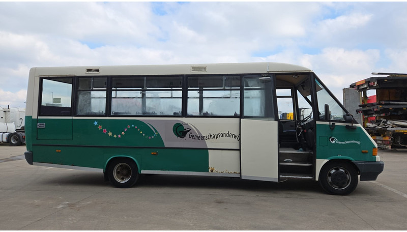Mercedes-Benz Vario 614 (BELGIAN BUS / 34 SEATS / MANUAL PUMP / LAMES / STEEL SUSP.) - City bus: picture 4 Mercedes-Benz Vario 614 (BELGIAN BUS / 34 SEATS / MANUAL PUMP / LAMES / STEEL SUSP.) - City bus: picture 4