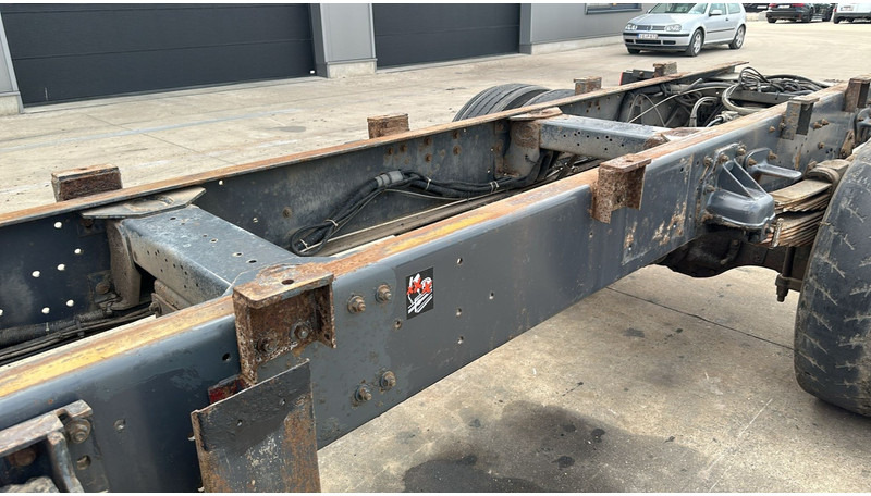 Cab chassis truck Renault Kerax 370 (GRAND PONT / LAMES / PROPRE / BOITE MANUELLE / STEEL SUSP.): picture 16