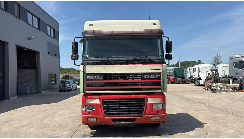 DAF XF 95.430 (EURO 3 / BOITE MANUELLE / MANUAL GEARBOX) - Tractor unit: picture 2 DAF XF 95.430 (EURO 3 / BOITE MANUELLE / MANUAL GEARBOX) - Tractor unit: picture 2