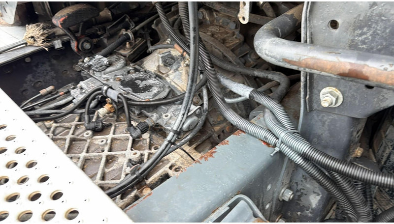 Tractor unit Renault Magnum 400 (BOITE MANUELLE / MANUAL GEARBOX): picture 17