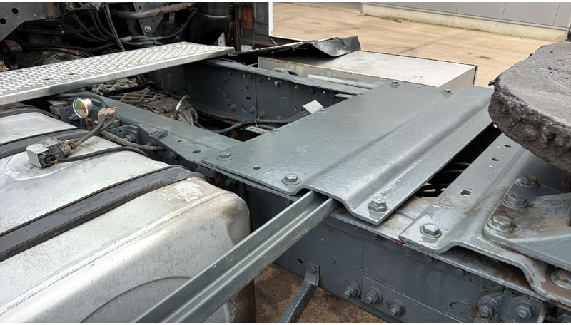 Tractor unit Renault Magnum 400 (BOITE MANUELLE / MANUAL GEARBOX): picture 16