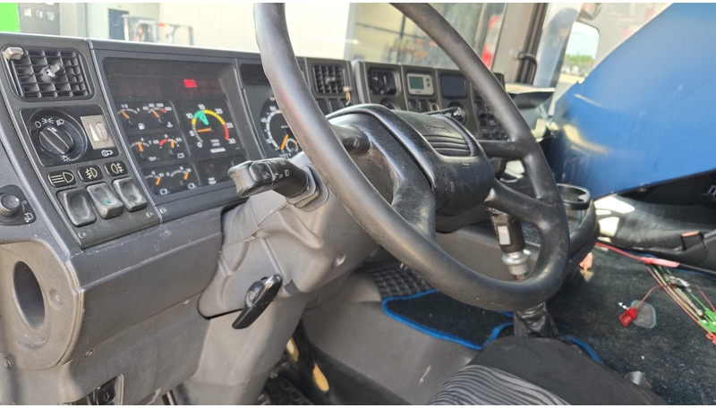 Tractor unit Scania 124-420 (MANUAL GEARBOX / BOITE MANUELLE / AIRCO / AC): picture 12