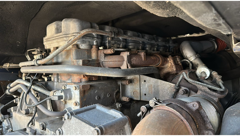Interior photo 1: Tractor unit Scania 124-420 (MANUAL GEARBOX / BOITE MANUELLE)