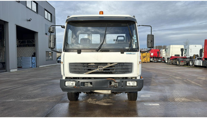 Volvo FL 220 (BELGIAN TRUCK / CAMION BELGE / MANUAL GEARBOX / BOITE MANUELLE) - Cab chassis truck: picture 4 Volvo FL 220 (BELGIAN TRUCK / CAMION BELGE / MANUAL GEARBOX / BOITE MANUELLE) - Cab chassis truck: picture 4