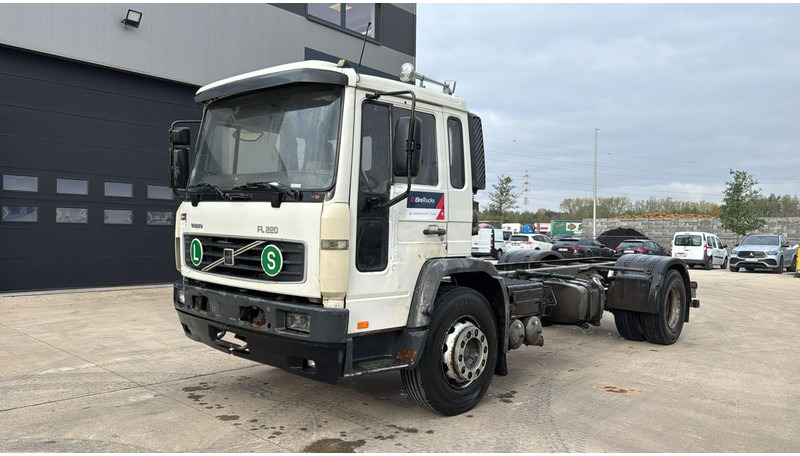 Volvo FL 220 (FULL STEEL SUSP. / 10 BOLTS / 18 TONS / VERY CLEAN CHASSIS !!! / CHASSIS 5.50M LENGHT) - Cab chassis truck: picture 1 Volvo FL 220 (FULL STEEL SUSP. / 10 BOLTS / 18 TONS / VERY CLEAN CHASSIS !!! / CHASSIS 5.50M LENGHT) - Cab chassis truck: picture 1
