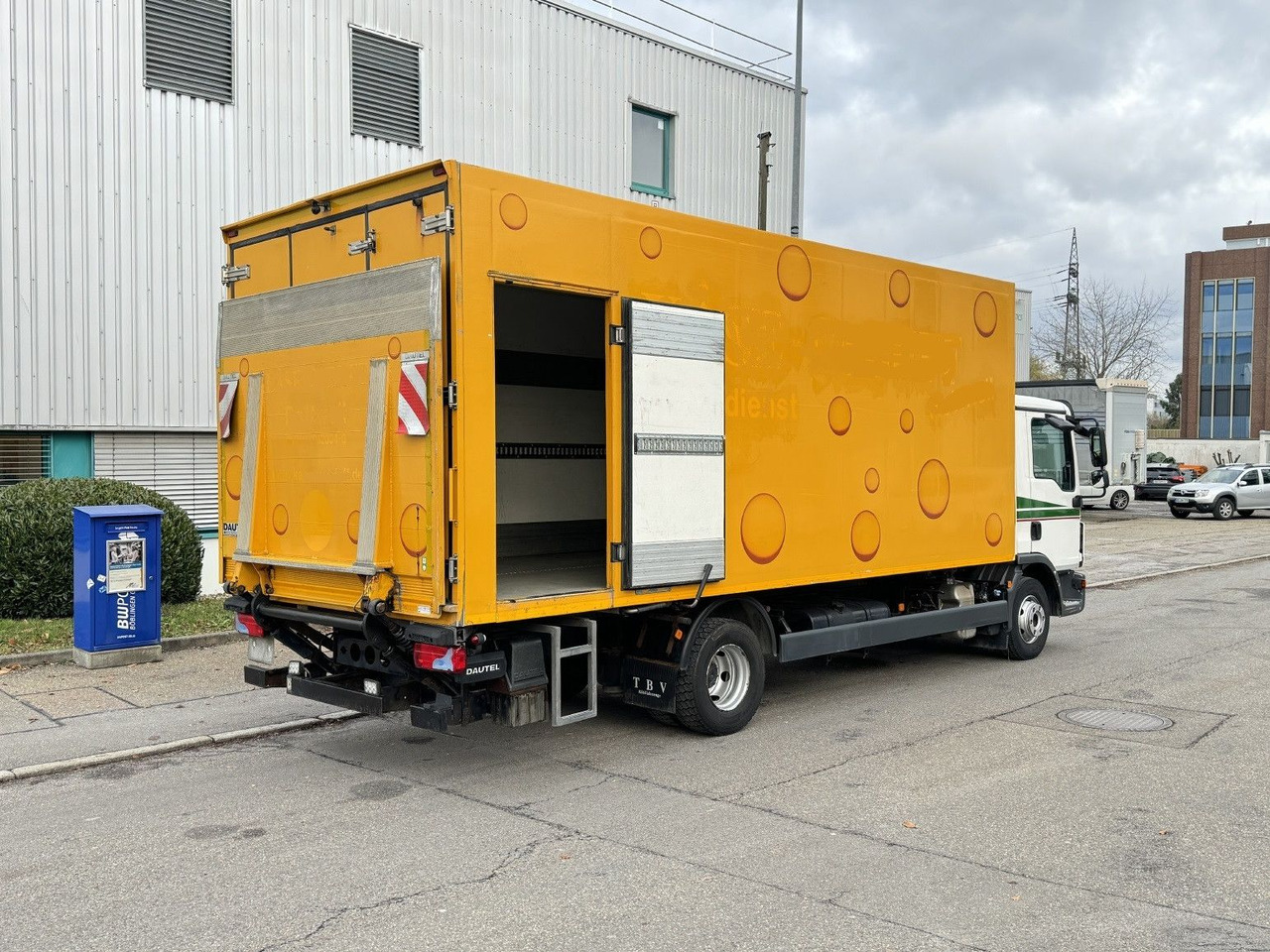 Refrigerator truck MAN TGL 12.250 Tiefkühlkoffer 6m LBW  E6 Klima Autom: picture 8