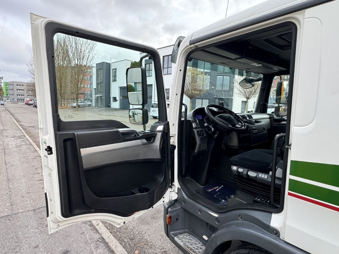 Refrigerator truck MAN TGL 12.250 Tiefkühlkoffer 6m LBW  E6 Klima Autom: picture 21