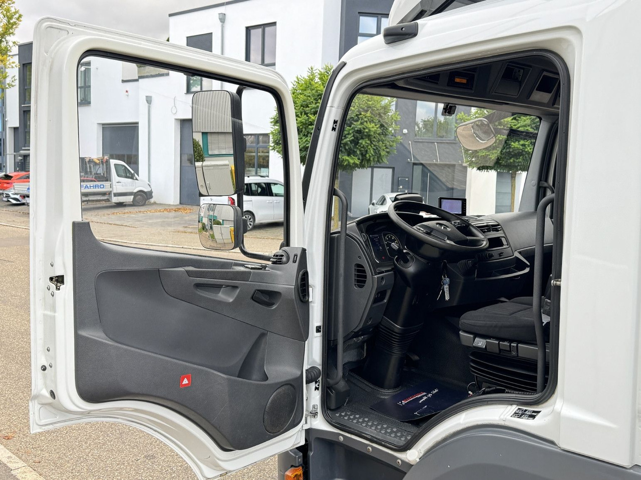 Box truck Mercedes-Benz Atego 1227L Koffer 8m LBW Klima Diff. Sperre: picture 12 Box truck Mercedes-Benz Atego 1227L Koffer 8m LBW Klima Diff. Sperre: picture 12