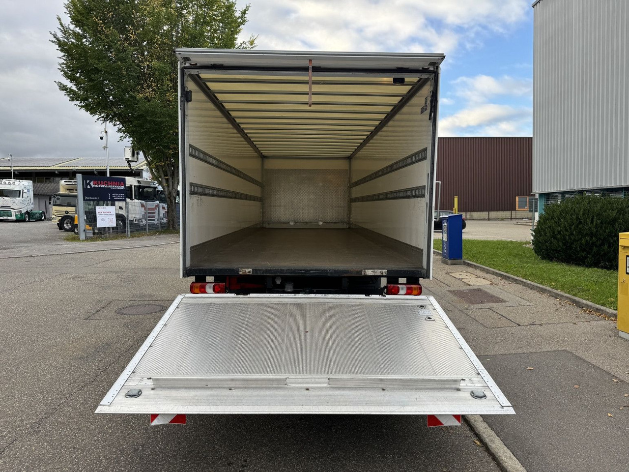 Box truck Mercedes-Benz Atego 1227L Koffer 8m LBW Klima Diff. Sperre: picture 9 Box truck Mercedes-Benz Atego 1227L Koffer 8m LBW Klima Diff. Sperre: picture 9