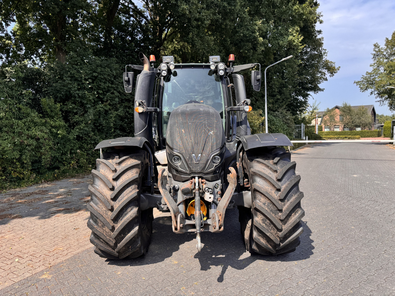 Valtra T214 Direct - Farm tractor: picture 4 Valtra T214 Direct - Farm tractor: picture 4