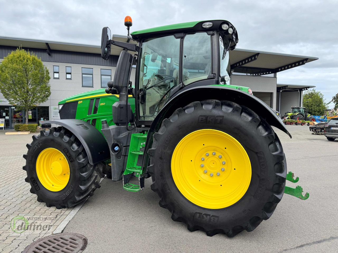 John Deere 6R 250 - Farm tractor: picture 4 John Deere 6R 250 - Farm tractor: picture 4
