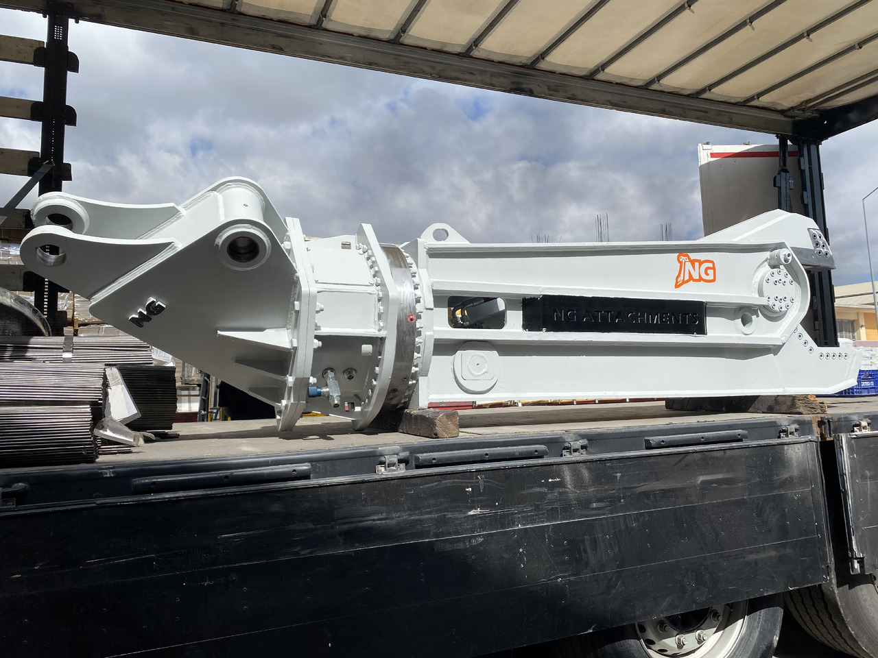 HYDRAULIC SCRAP METAL SHEARS - NG ATTACHMENTS - Hydraulic hammer for Excavator: picture 4 HYDRAULIC SCRAP METAL SHEARS - NG ATTACHMENTS - Hydraulic hammer for Excavator: picture 4