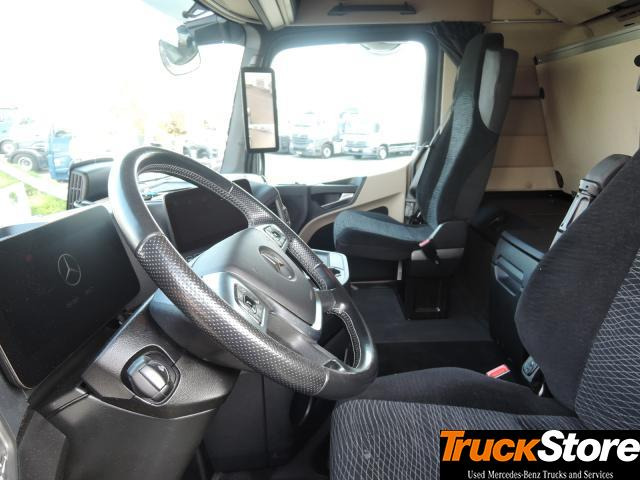 Interior photo 1: Tractor unit Mercedes-Benz Actros 1848 LS