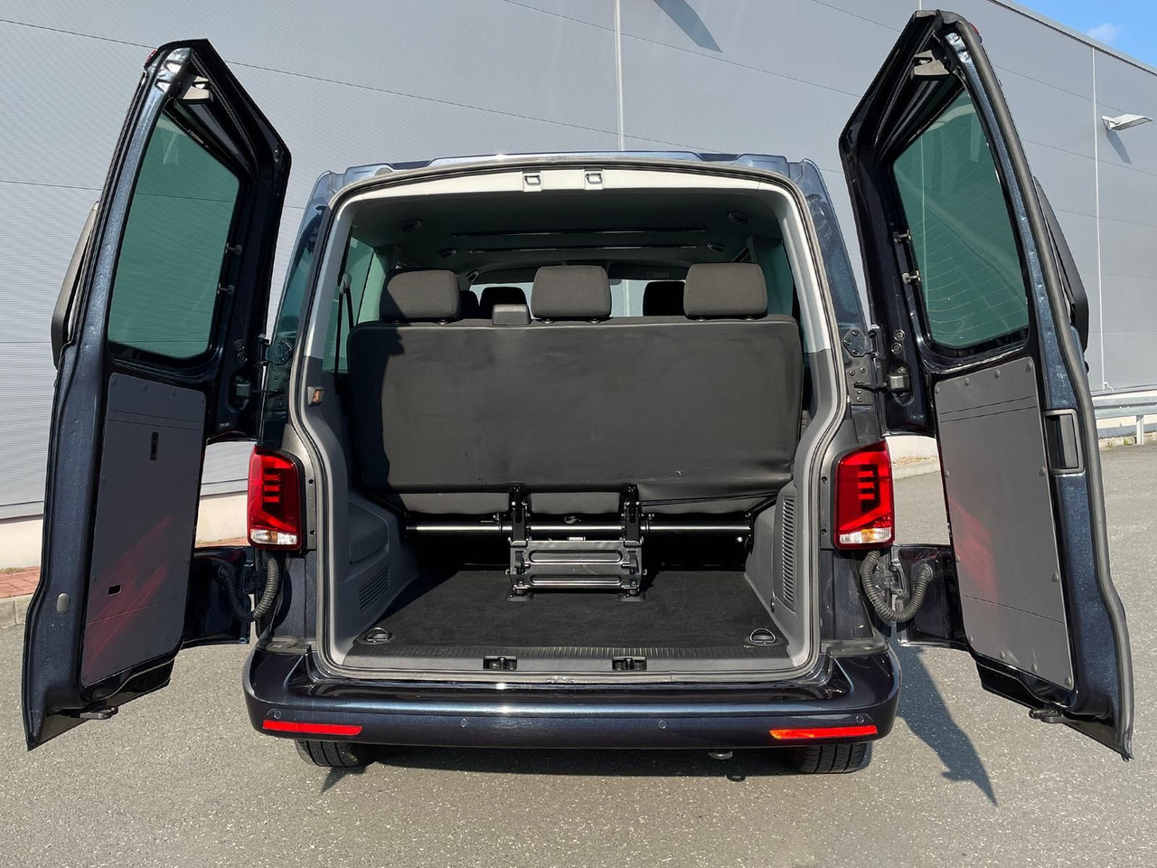 Passenger van Volkswagen T6.1 Caravelle Comfortline NAV LED TEMP DAB PDC: picture 10