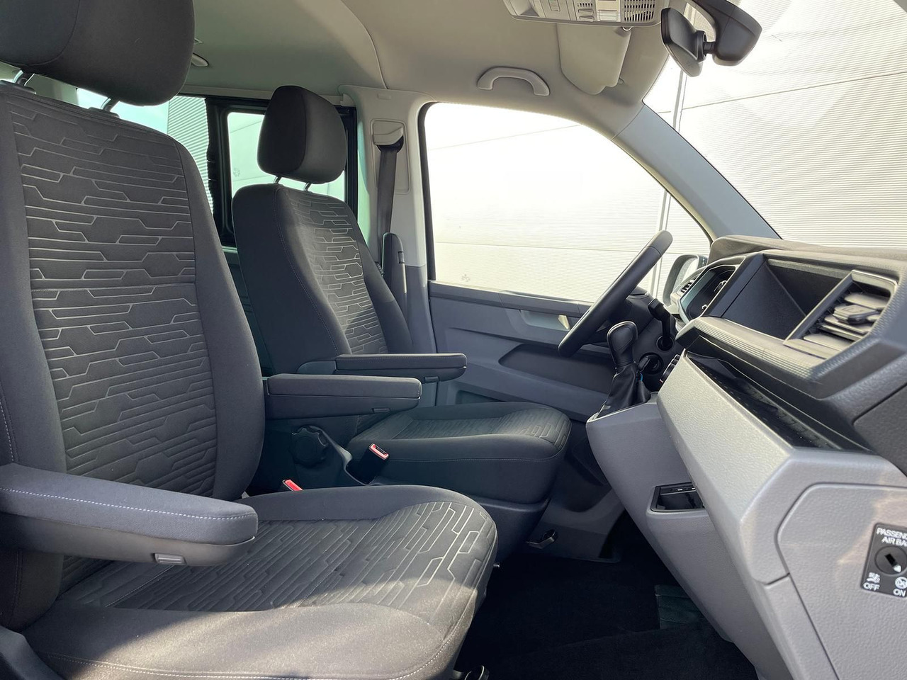 Passenger van Volkswagen T6.1 Caravelle Comfortline NAV LED TEMP DAB PDC: picture 23
