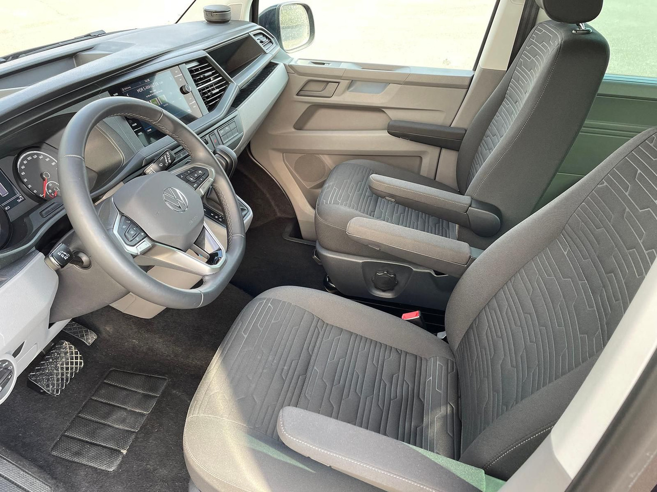Passenger van Volkswagen T6.1 Caravelle Comfortline NAV LED TEMP DAB PDC: picture 17