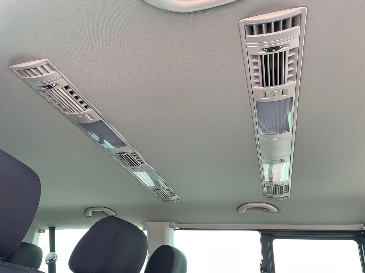 Passenger van Volkswagen T6.1 Caravelle Comfortline NAV LED TEMP DAB PDC: picture 15