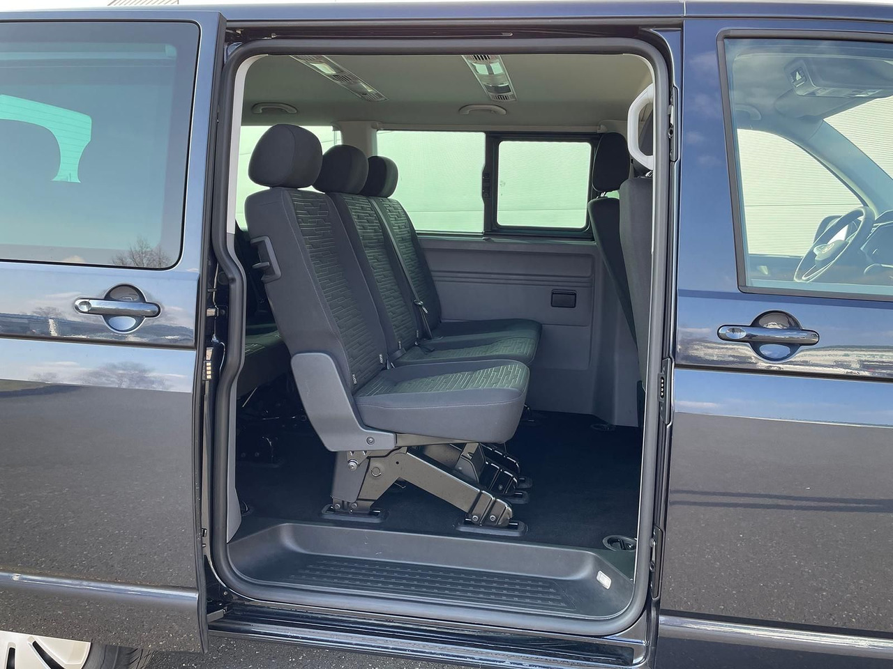 Passenger van Volkswagen T6.1 Caravelle Comfortline NAV LED TEMP DAB PDC: picture 12