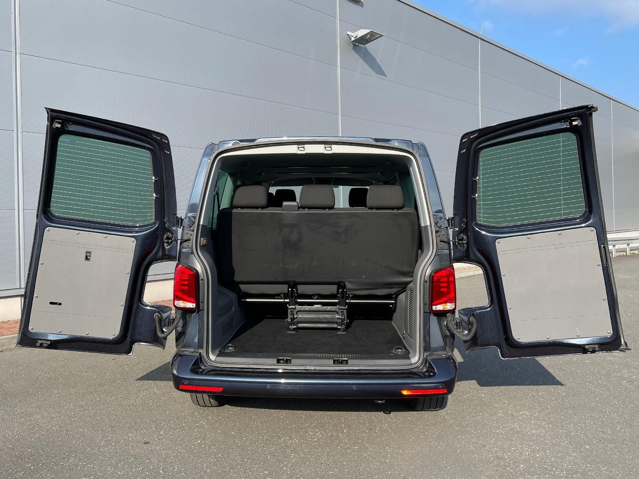 Passenger van Volkswagen T6.1 Caravelle Comfortline NAV LED TEMP DAB PDC: picture 11