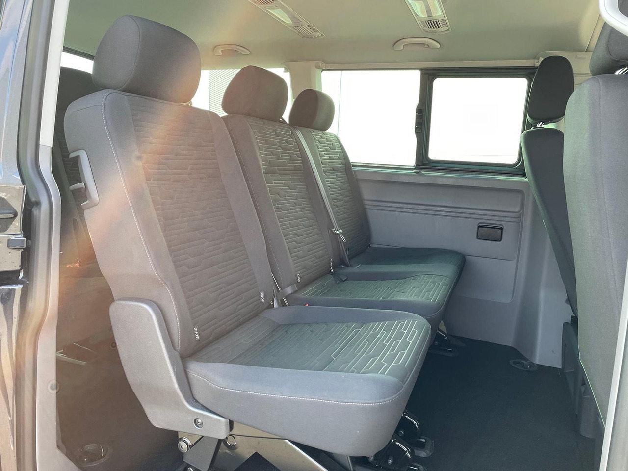 Passenger van Volkswagen T6.1 Caravelle Comfortline NAV LED TEMP DAB PDC: picture 13