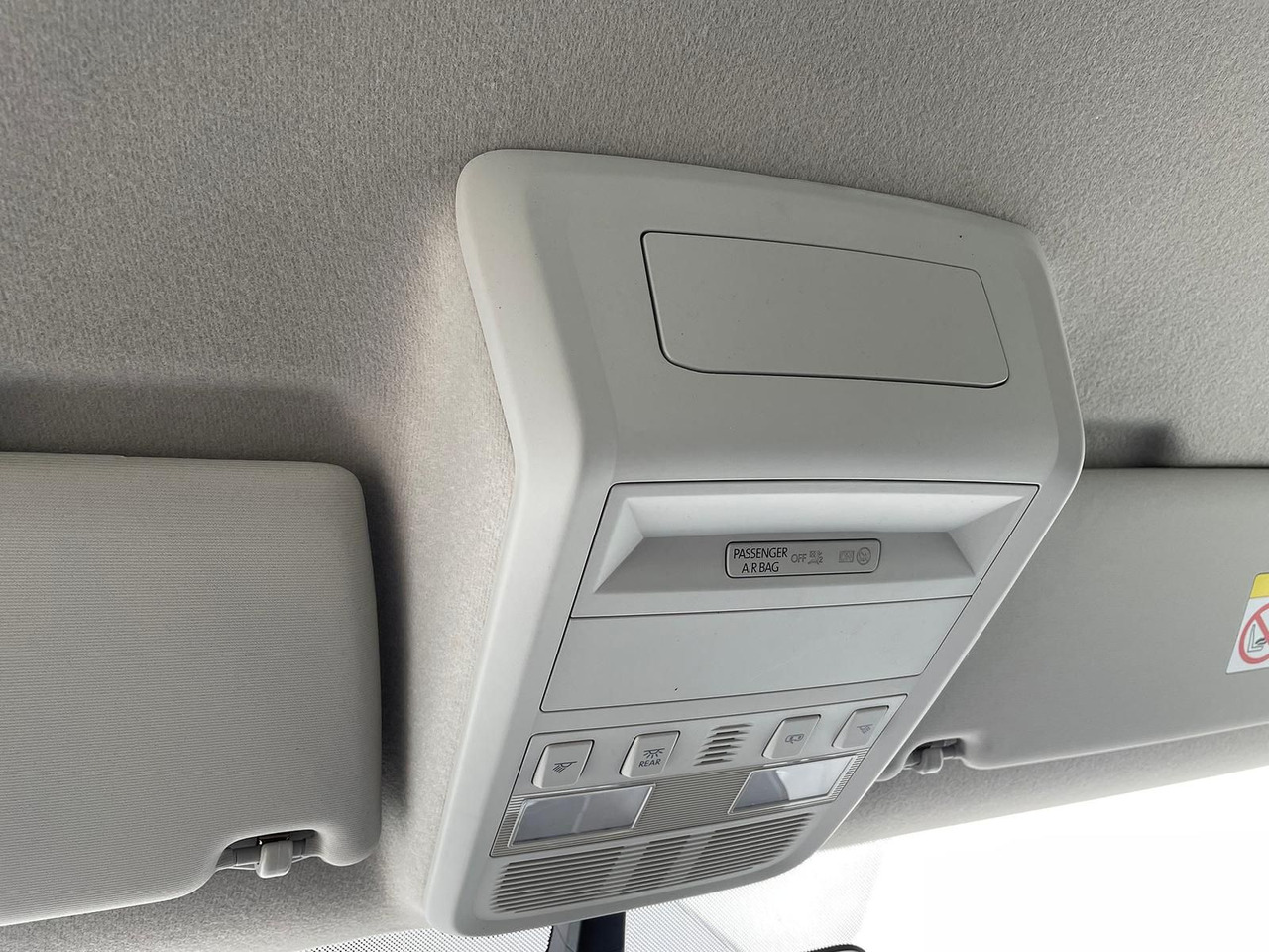 Passenger van Volkswagen T6.1 Transporter Mixto lang 4M MFL LED TEMPOMAT: picture 24 Passenger van Volkswagen T6.1 Transporter Mixto lang 4M MFL LED TEMPOMAT: picture 24