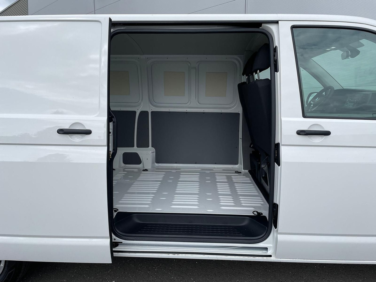 Passenger van Volkswagen T6.1 Transporter Mixto lang 4M MFL LED TEMPOMAT: picture 9 Passenger van Volkswagen T6.1 Transporter Mixto lang 4M MFL LED TEMPOMAT: picture 9