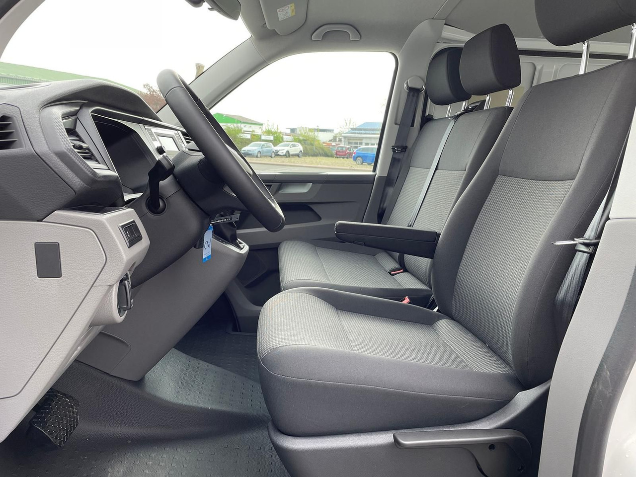 Passenger van Volkswagen T6.1 Transporter Mixto lang 4M MFL LED TEMPOMAT: picture 20 Passenger van Volkswagen T6.1 Transporter Mixto lang 4M MFL LED TEMPOMAT: picture 20